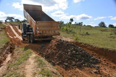 Imagem da notícia Prefeitura de Figueirão realiza manutenção em estradas de transporte escolar na região da Pontinha do Cocho